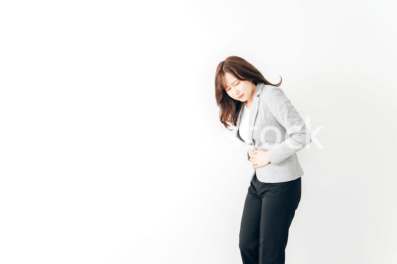 腹痛・生理痛に苦しむ若い女性