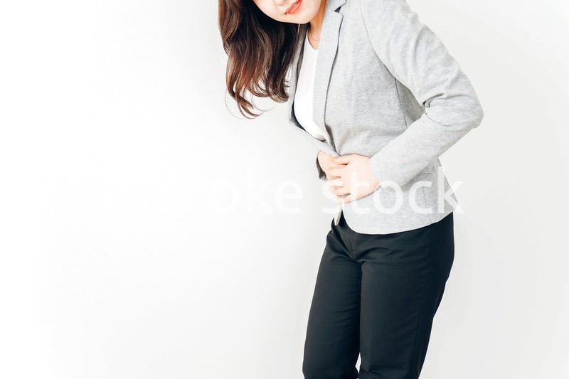 腹痛・生理痛に苦しむ若い女性