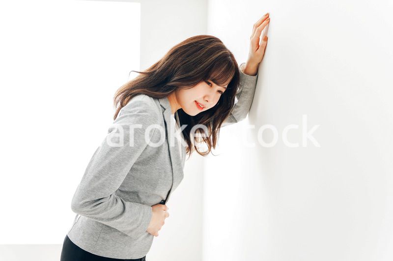腹痛・生理痛に苦しむ若い女性