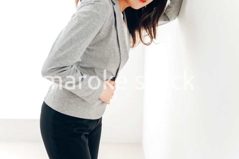腹痛・生理痛に苦しむ若い女性