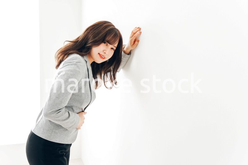 腹痛・生理痛に苦しむ若い女性