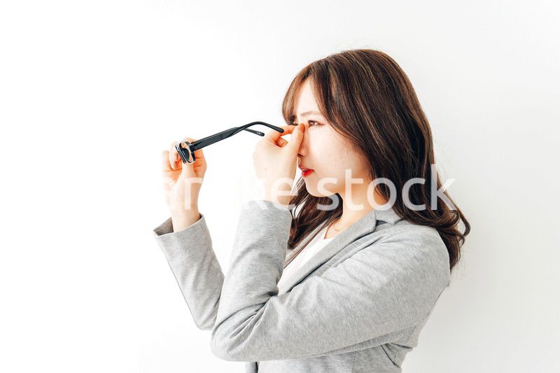 ドライアイに苦しむ若い女性