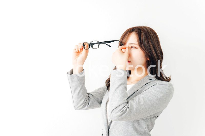 ドライアイに苦しむ若い女性