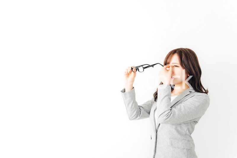 ドライアイに苦しむ若い女性