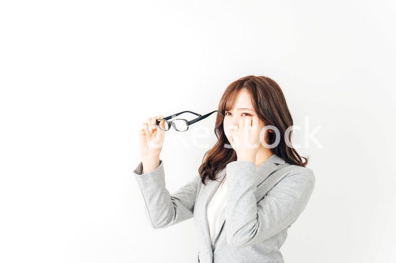 ドライアイに苦しむ若い女性