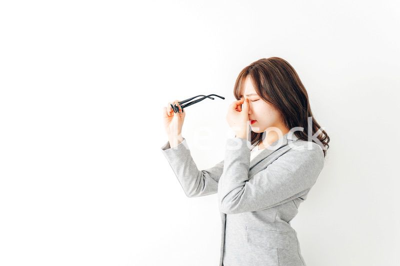 ドライアイに苦しむ若い女性