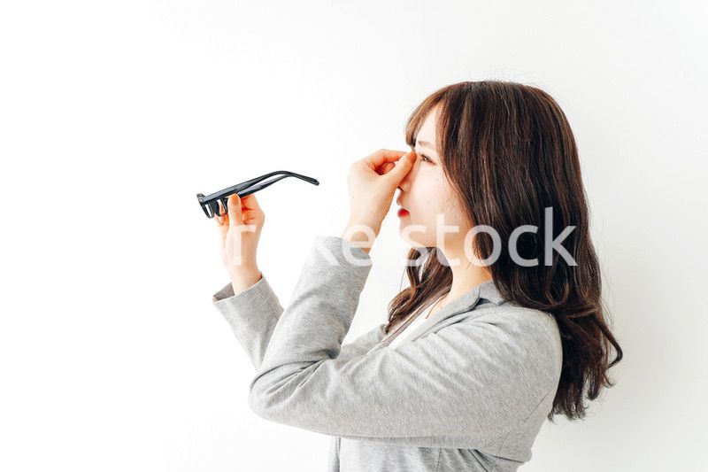 ドライアイに苦しむ若い女性