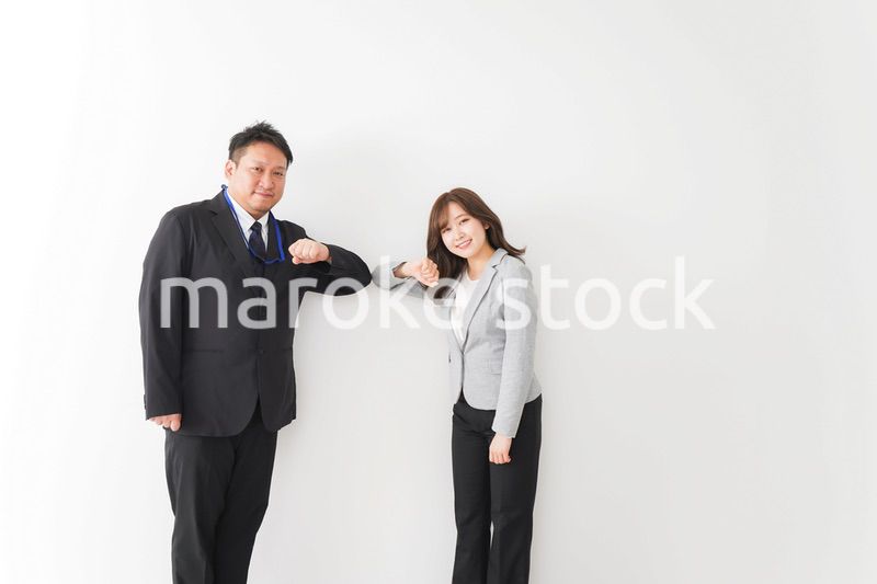 新しい生活様式の握手をするビジネスパーソン