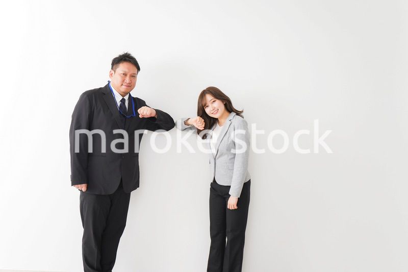 新しい生活様式の握手をするビジネスパーソン