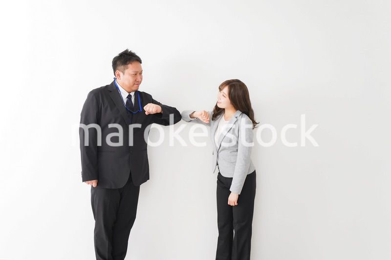 新しい生活様式の握手をするビジネスパーソン