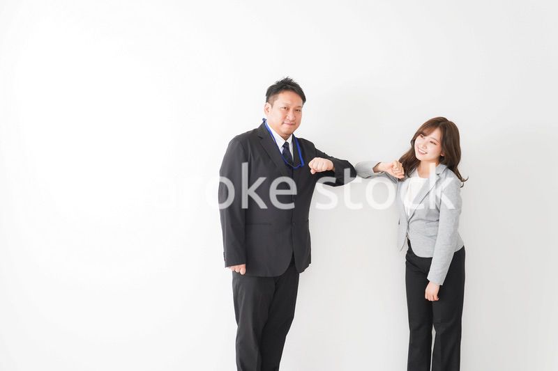 新しい生活様式の握手をするビジネスパーソン