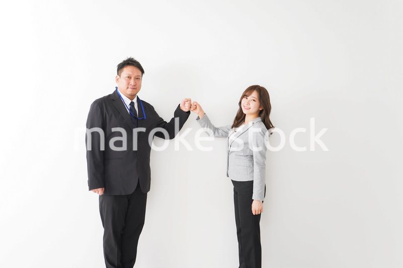 新しい生活様式の握手をするビジネスパーソン