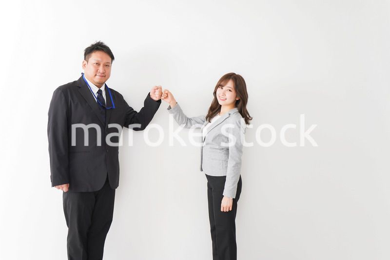 新しい生活様式の握手をするビジネスパーソン