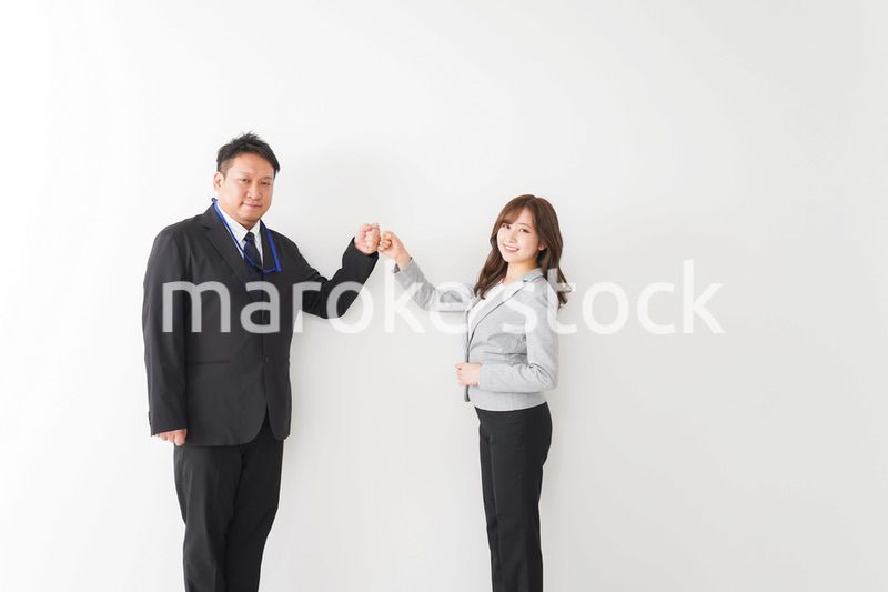 新しい生活様式の握手をするビジネスパーソン