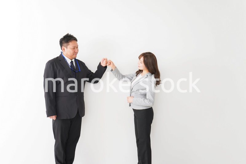 新しい生活様式の握手をするビジネスパーソン