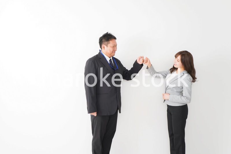 新しい生活様式の握手をするビジネスパーソン