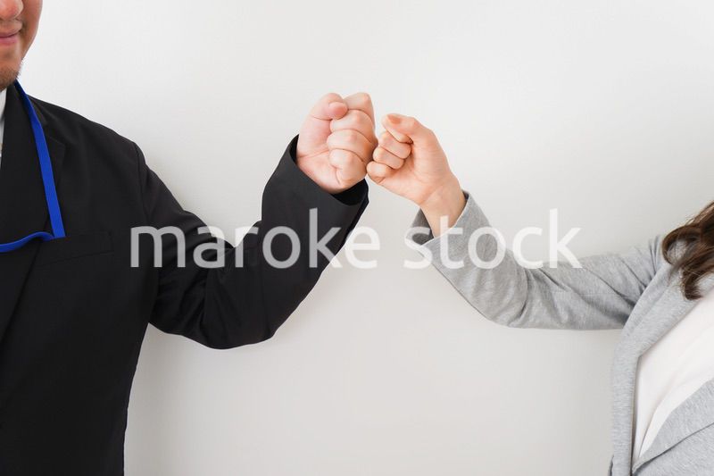 新しい生活様式の握手をするビジネスパーソン