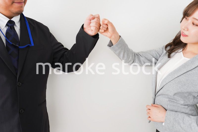 新しい生活様式の握手をするビジネスパーソン