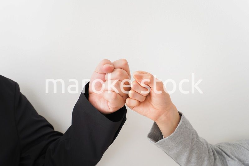 新しい生活様式の握手をするビジネスパーソン