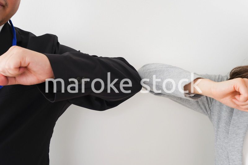 新しい生活様式の握手をするビジネスパーソン