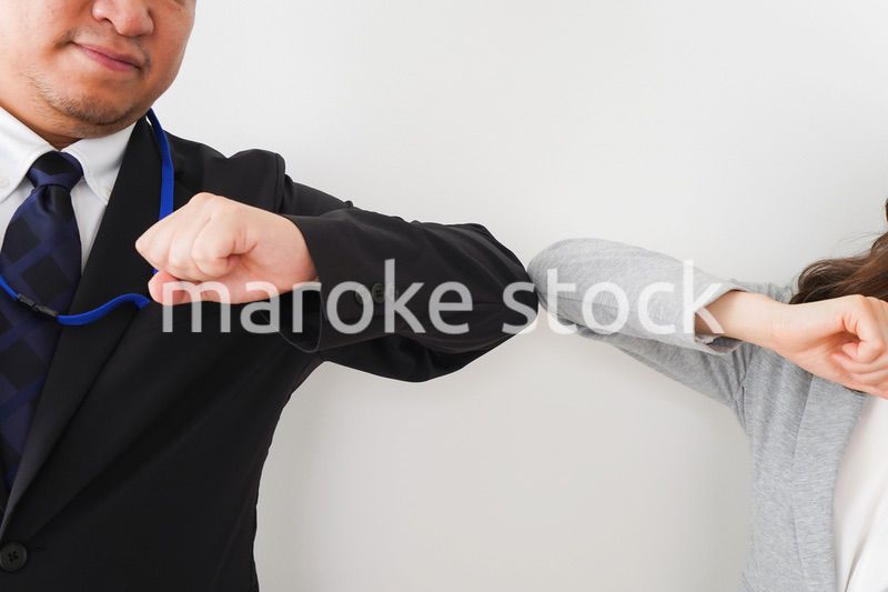 新しい生活様式の握手をするビジネスパーソン