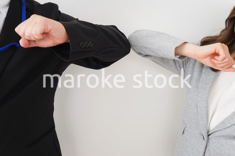 新しい生活様式の握手をするビジネスパーソン