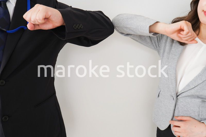 新しい生活様式の握手をするビジネスパーソン