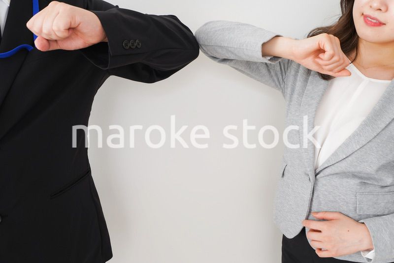 新しい生活様式の握手をするビジネスパーソン