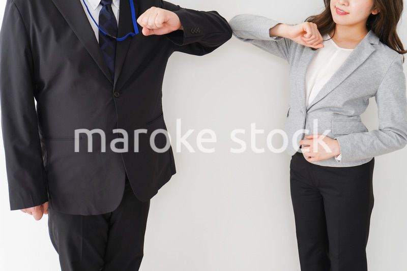 新しい生活様式の握手をするビジネスパーソン