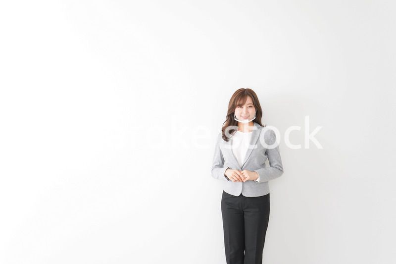 マウスガードを着けたビジネスウーマン