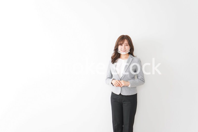 マウスガードを着けたビジネスウーマン