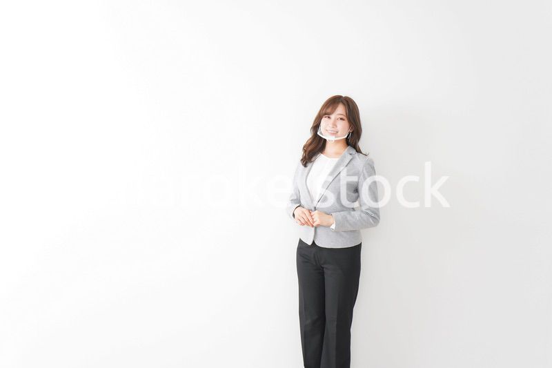 マウスガードを着けたビジネスウーマン