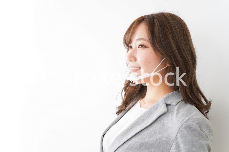 マウスガードを着けたビジネスウーマン