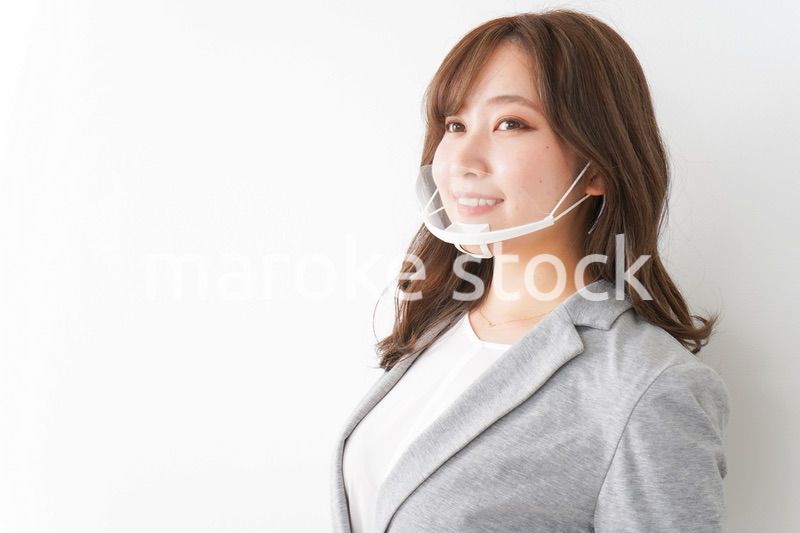 マウスガードを着けたビジネスウーマン