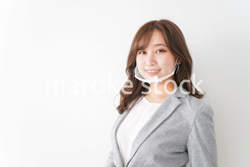 マウスガードを着けたビジネスウーマン