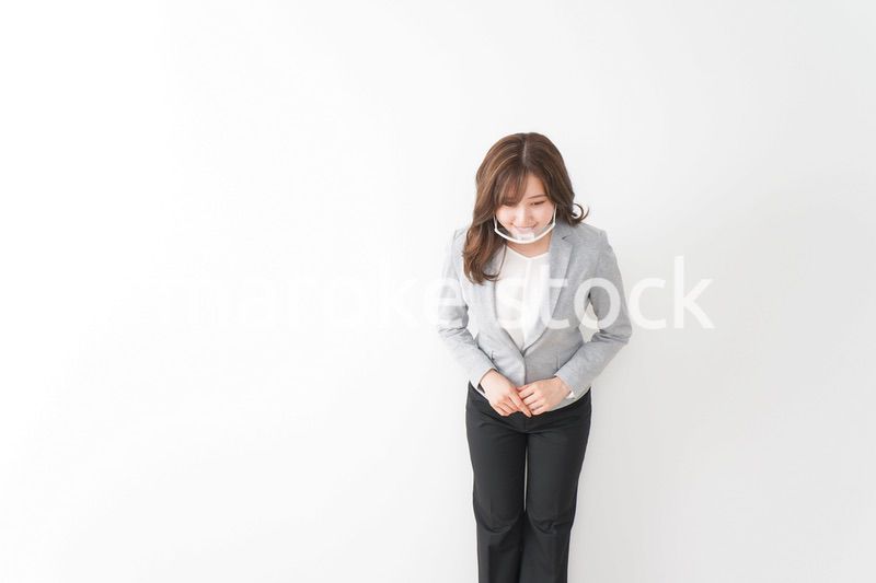 マウスガードを着けたビジネスウーマン