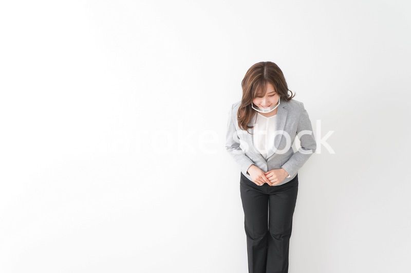 マウスガードを着けたビジネスウーマン