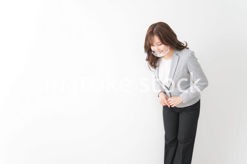 マウスガードを着けたビジネスウーマン