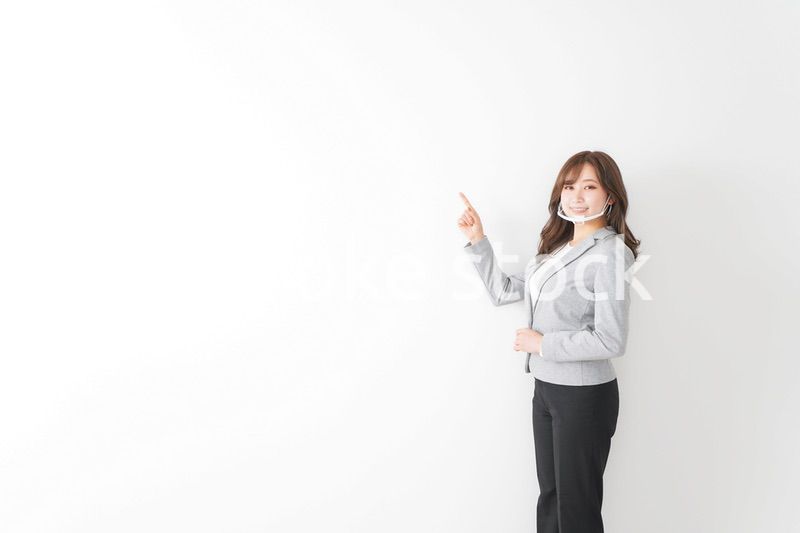 マウスガードを着けたビジネスウーマン