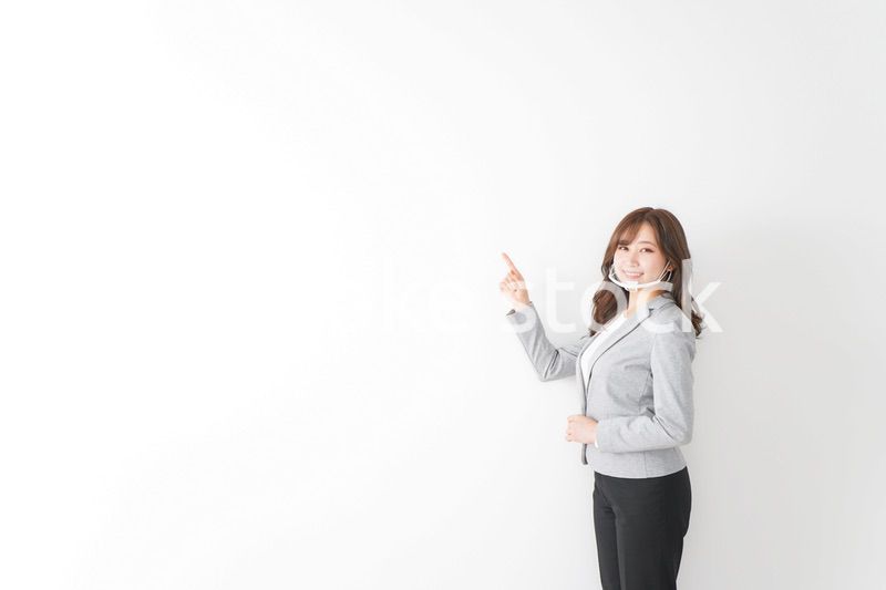 マウスガードを着けたビジネスウーマン