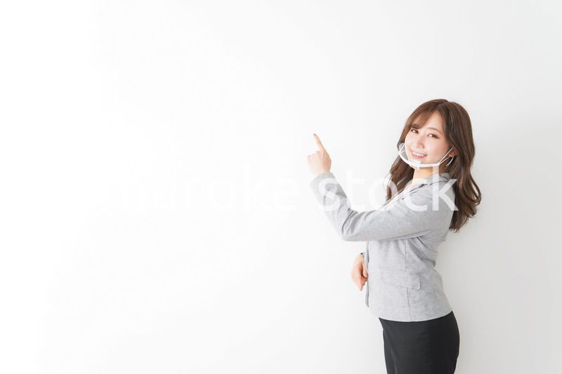 マウスガードを着けたビジネスウーマン