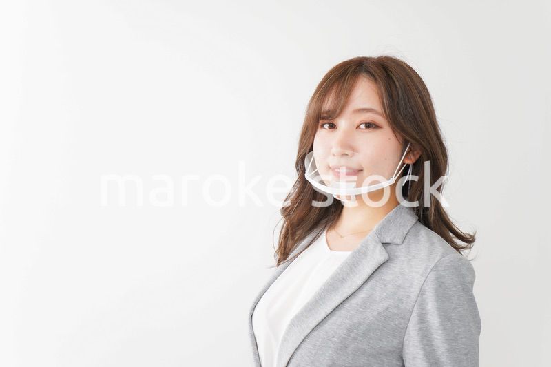 マウスガードをつけた若い女性