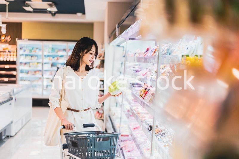 スーパーで買い物をする若い女性