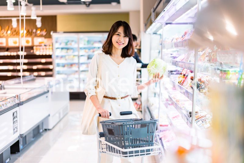 スーパーで買い物をする若い女性