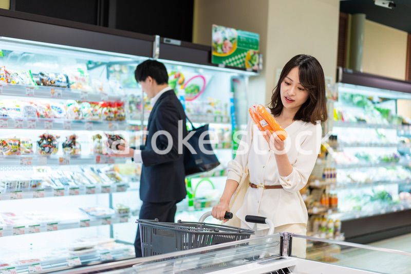 スーパーで食料品の買い物をする若い主婦