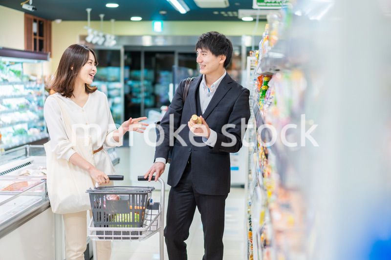 スーパーで食料品の買い物をする人