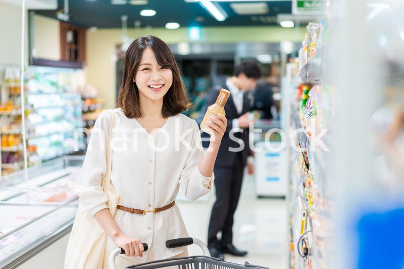 スーパーで食料品の買い物をする若い主婦