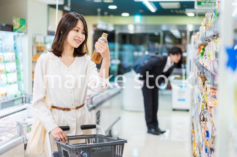 スーパーで食料品の買い物をする若い主婦