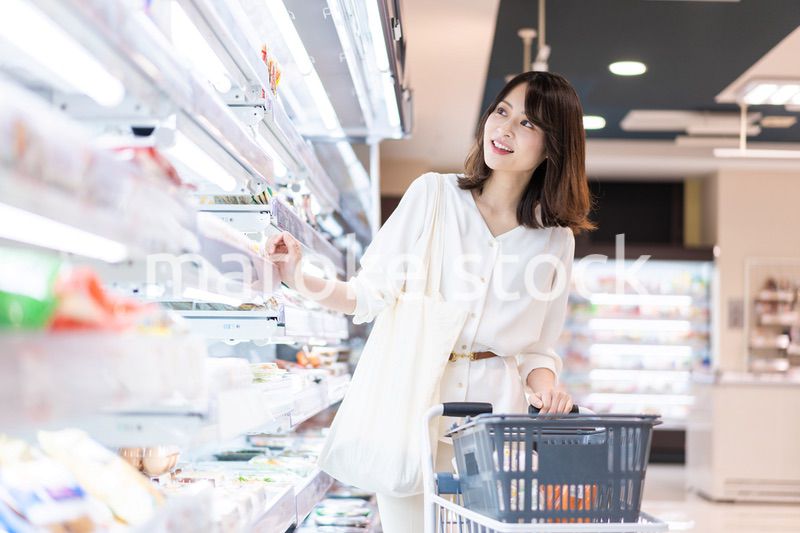 スーパーで食料品の買い物をする人