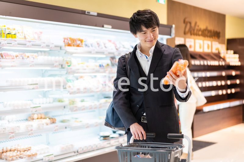 スーパーで食料品の買い物をする人